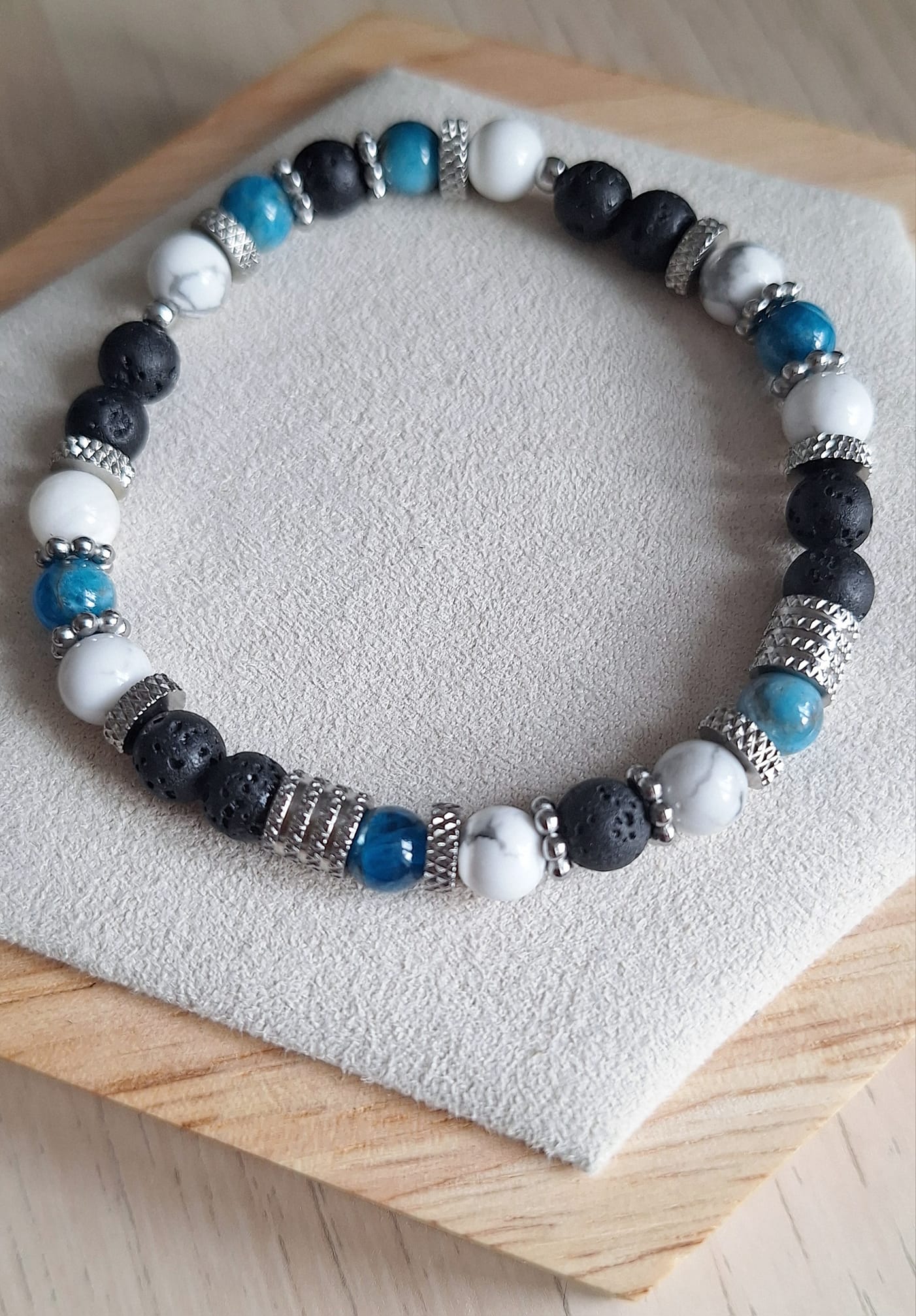 Bracelet femme | Apatite A, howlite et pierre de lave | Lithothérapie | acier inoxydable | Presqu'îles bijoux | 62800 LIEVIN